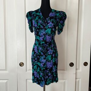 80s VINTAGE GRAPE PURPLE & GREEN FLORAL BUTTON UP PUFF SLEEVE DRESS